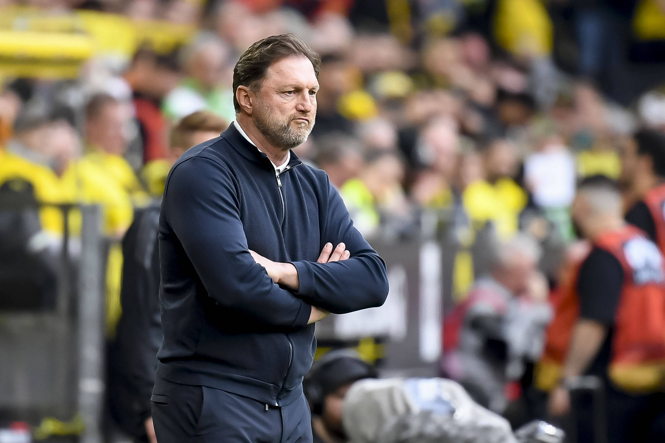 Ralph Hasenhüttl schaut enttäuscht aufs Spielfeld