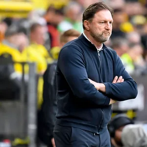 Ralph Hasenhüttl schaut enttäuscht aufs Spielfeld