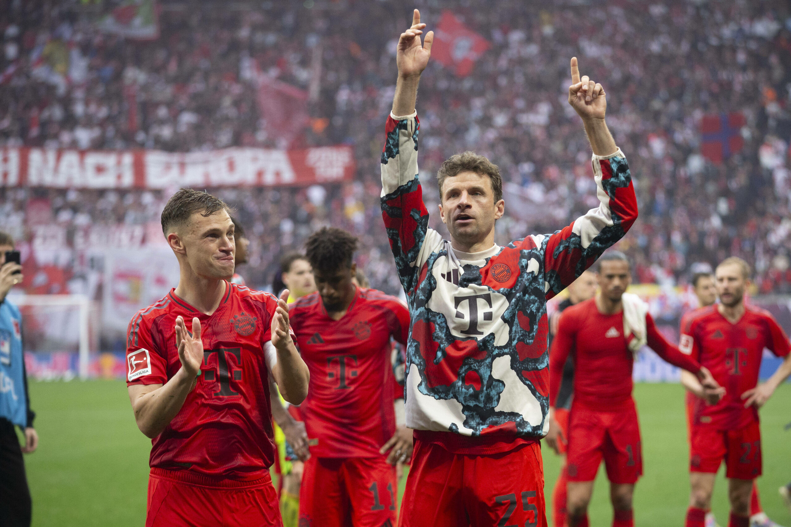 Geschafft: Nach einem Jahr Pause dürfen sich die Bayern-Stars Thomas Müller (r.) und Joshua Kimmich wieder über den Gewinn der deutschen Meisterschaft freuen.