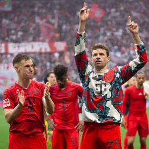 Geschafft: Nach einem Jahr Pause dürfen sich die Bayern-Stars Thomas Müller (r.) und Joshua Kimmich wieder über den Gewinn der deutschen Meisterschaft freuen.