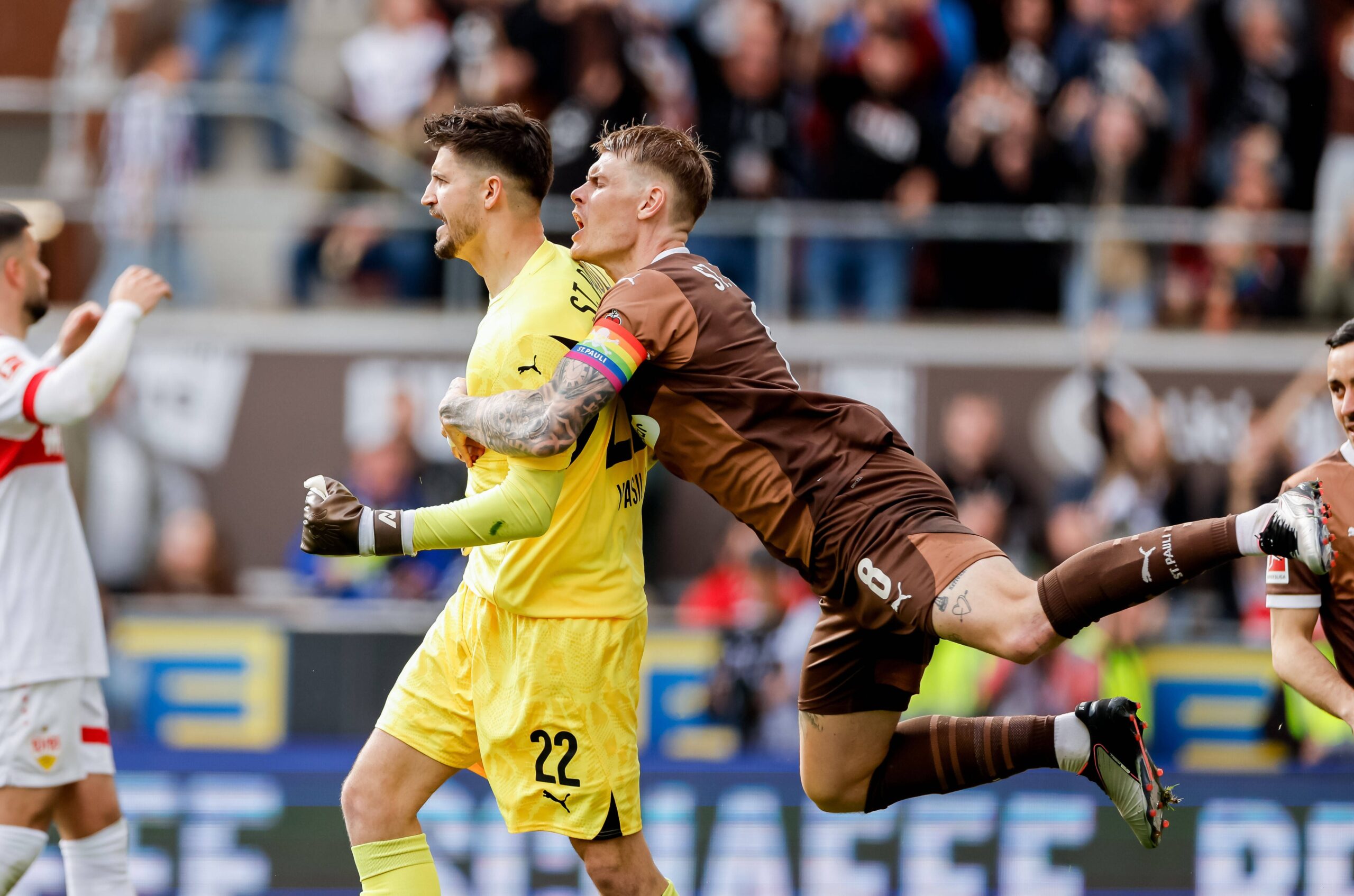 Nikola Vasilj wird von Eric Smith gefeiert