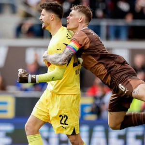 Nikola Vasilj wird von Eric Smith gefeiert