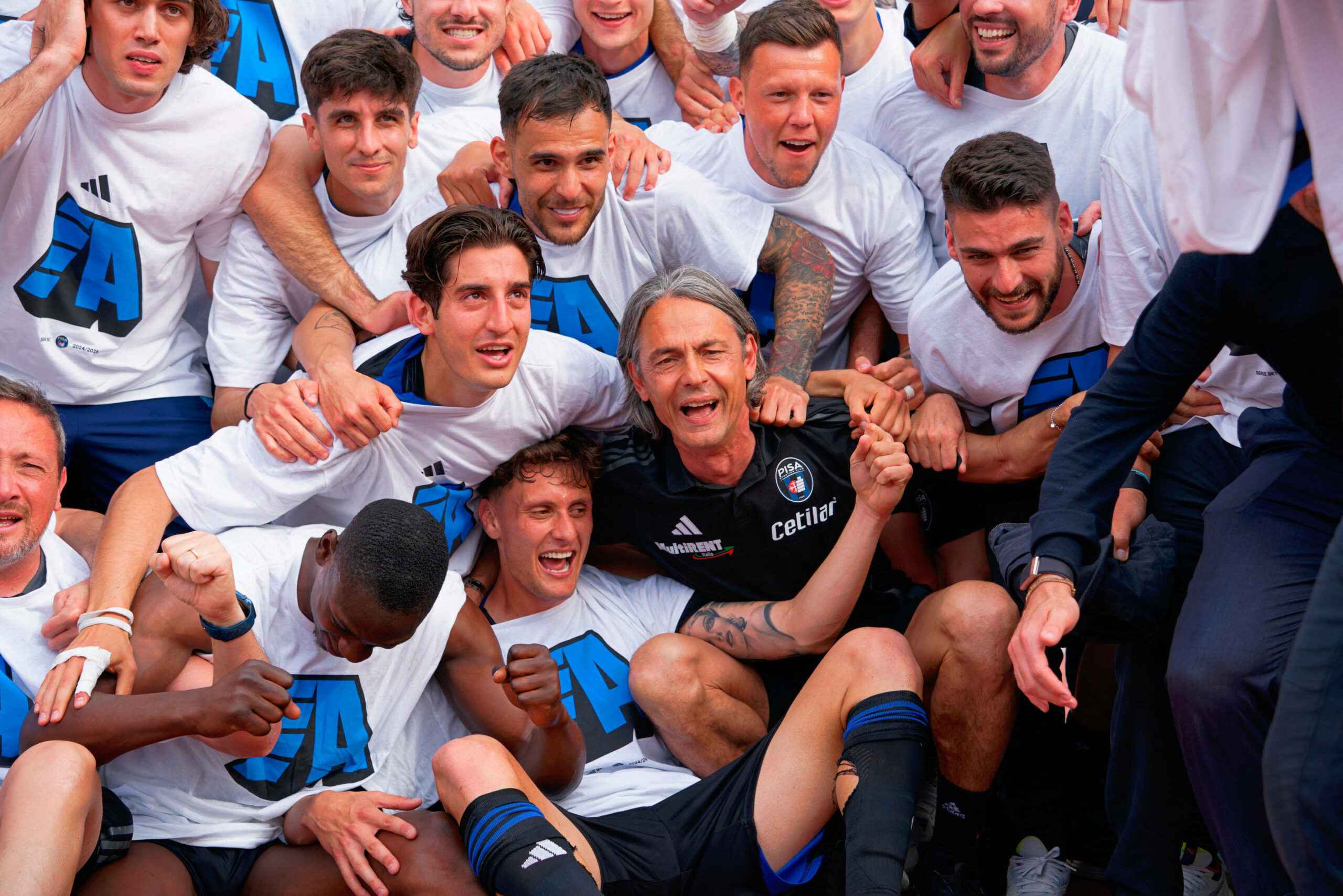 Filippio Inzaghi jubelt mit seinem Spielern den Aufstieg