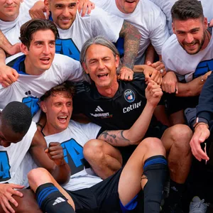 Filippio Inzaghi jubelt mit seinem Spielern den Aufstieg