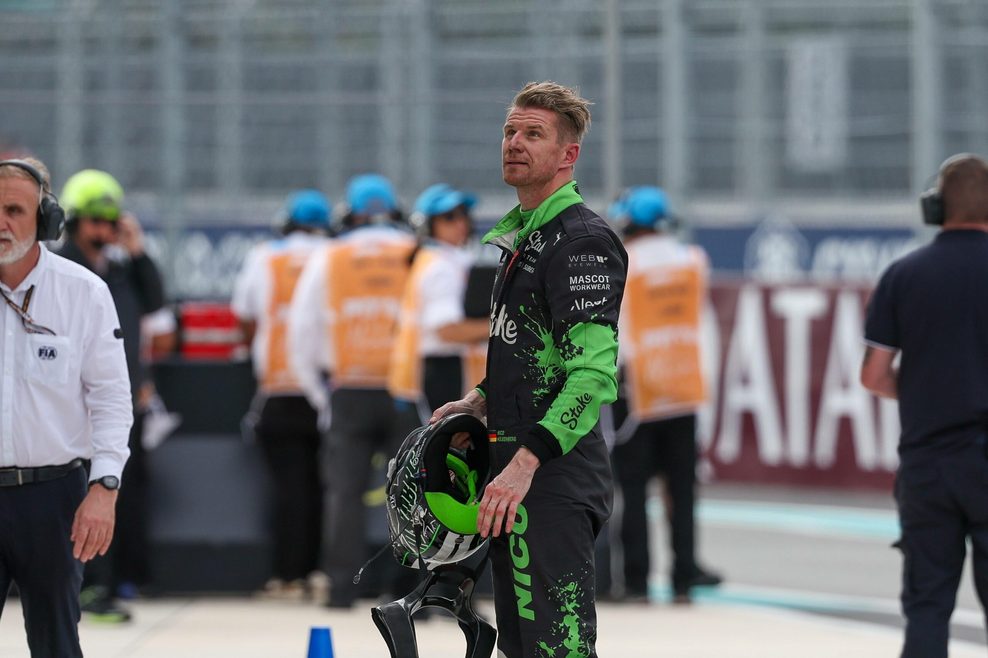 Nico Hülkenberg schaut hinauf.