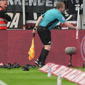 Frankfurter Fans bewerfen den Linienrichter. Sogar ein Fahnenstock fliegt
