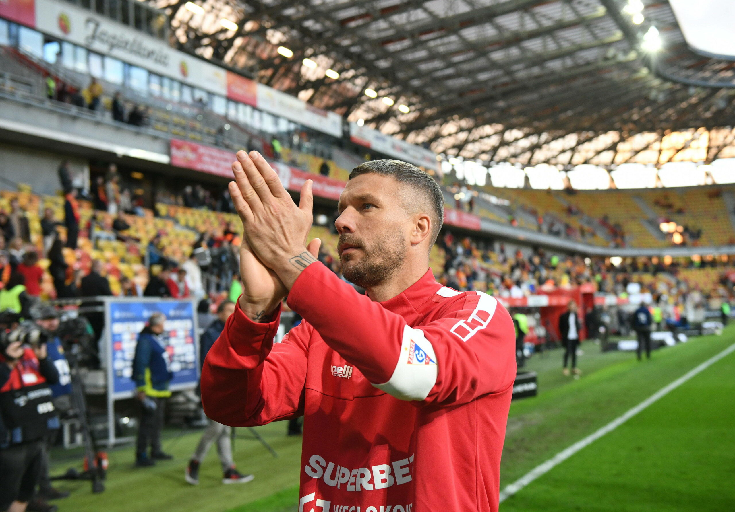 Lukas Podolski bedankt sich bei den Fans auf der Tribüne
