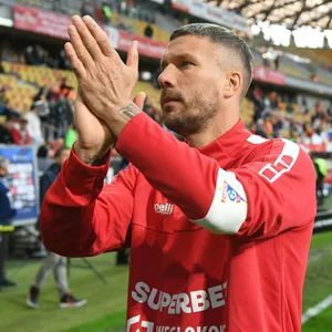 Lukas Podolski bedankt sich bei den Fans auf der Tribüne