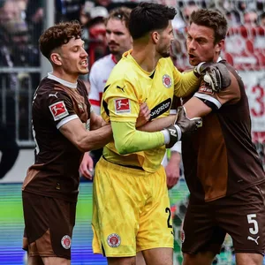 Philipp Treu und Hauke Wahl bremsen Nikola Vasilj