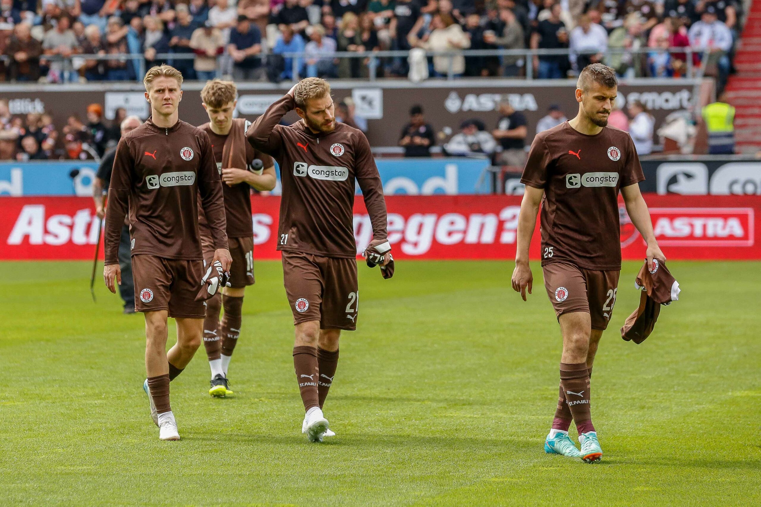 Erik Ahlstrand, Lars Ritzka und Adam Dzwigala gehen auf den Platz