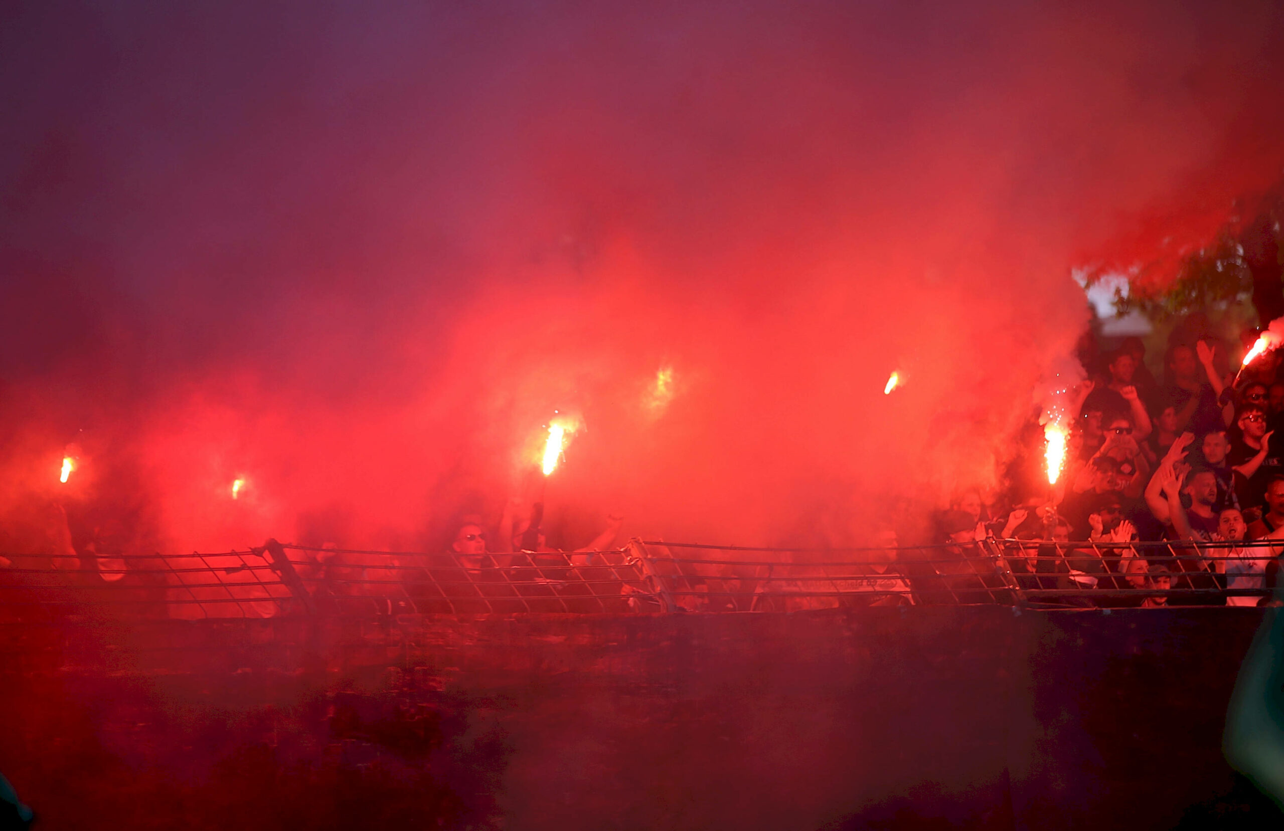Die Fans der Würzburger Kickers auf der Tribüne mit Bengalos