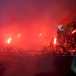 Die Fans der Würzburger Kickers auf der Tribüne mit Bengalos