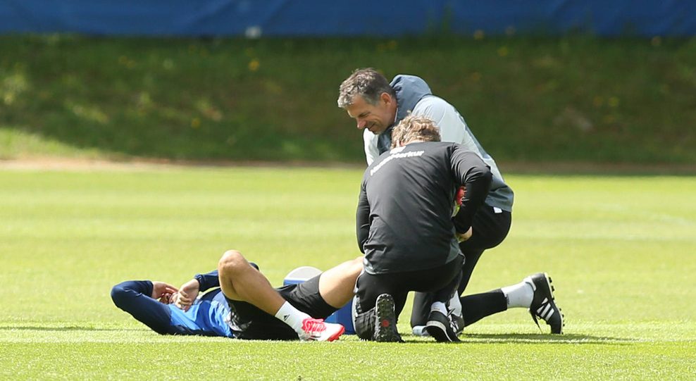 Nachdem sich Immanuel Pherai im Training verletzte, wurde er von den HSV-Physios versorgt.