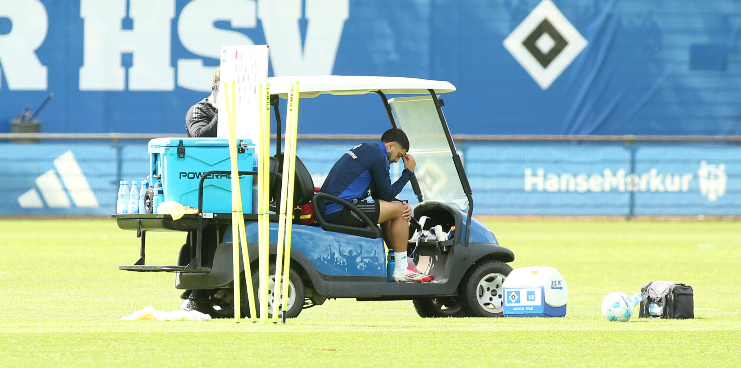 Immanuel Pherai sitzt mit gesenktem Kopf in einem Golf-Kart