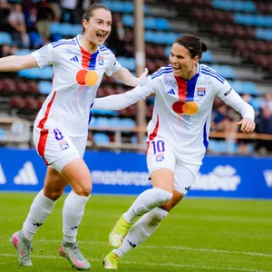 Dzsenifer Marozsan und Sara Däbritz bejubeln ein Tor