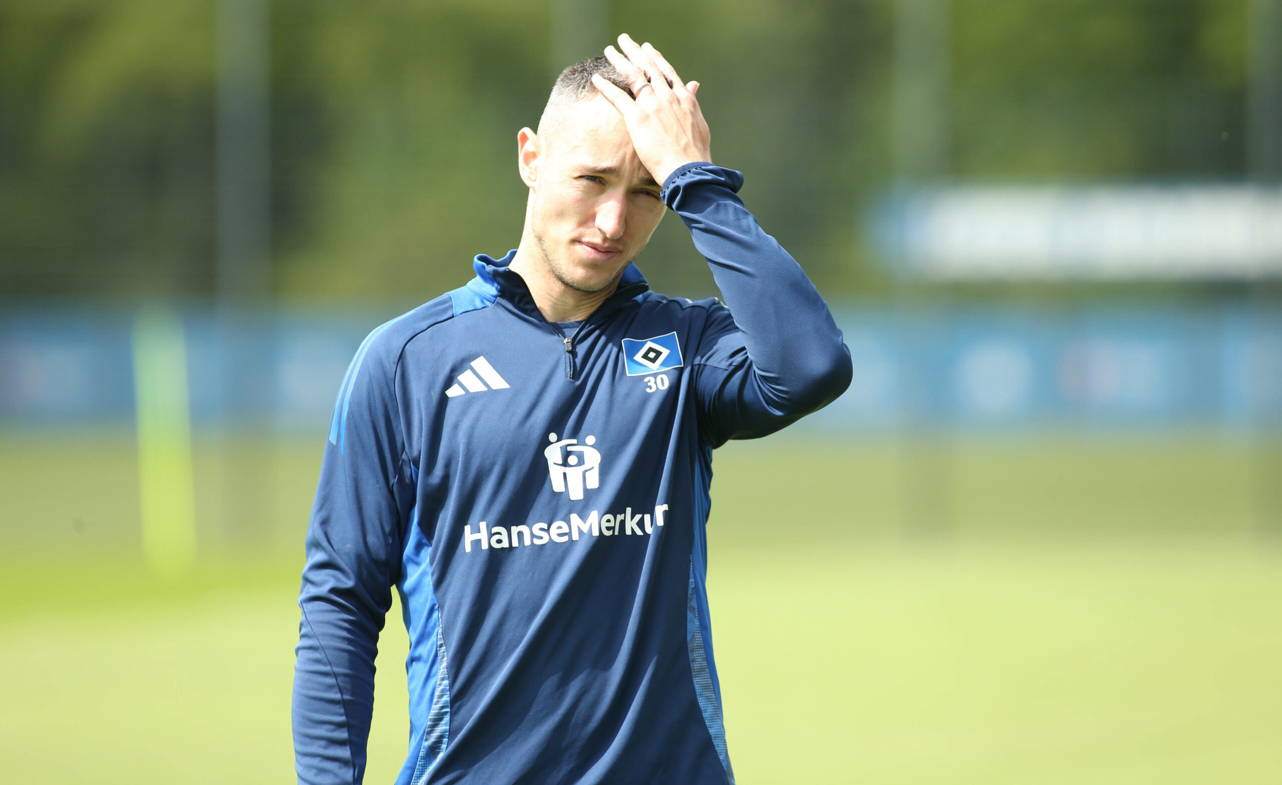 Silvan Hefti fässt sich im HSV-Training an den Kopf