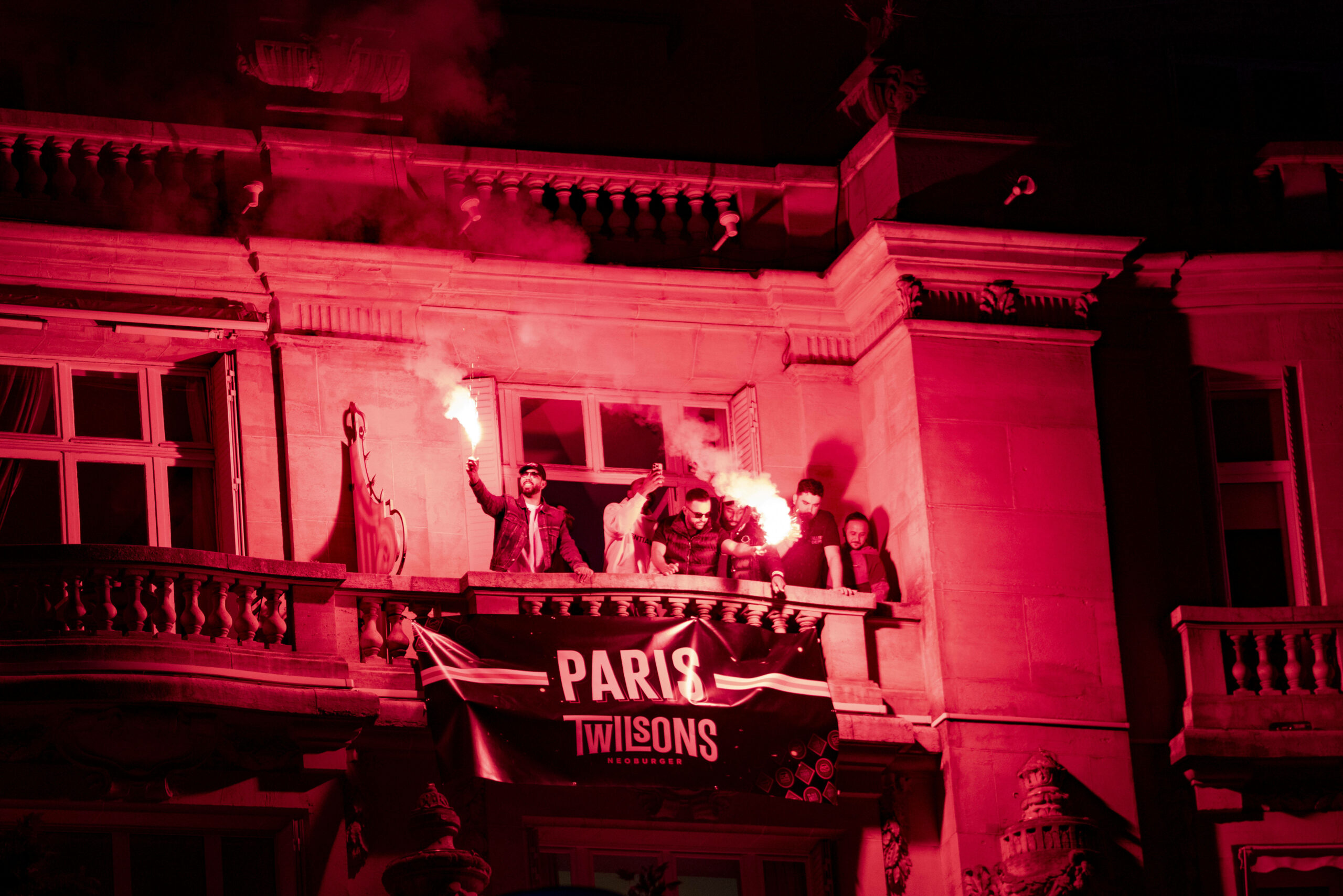 PSG-Fans zünden Pyro auf einem Balkon