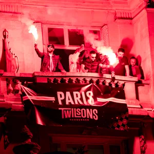 PSG-Fans zünden Pyro auf einem Balkon