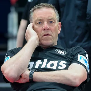 Alfred Gislason schaut unzufrieden mit Hand im Gesicht