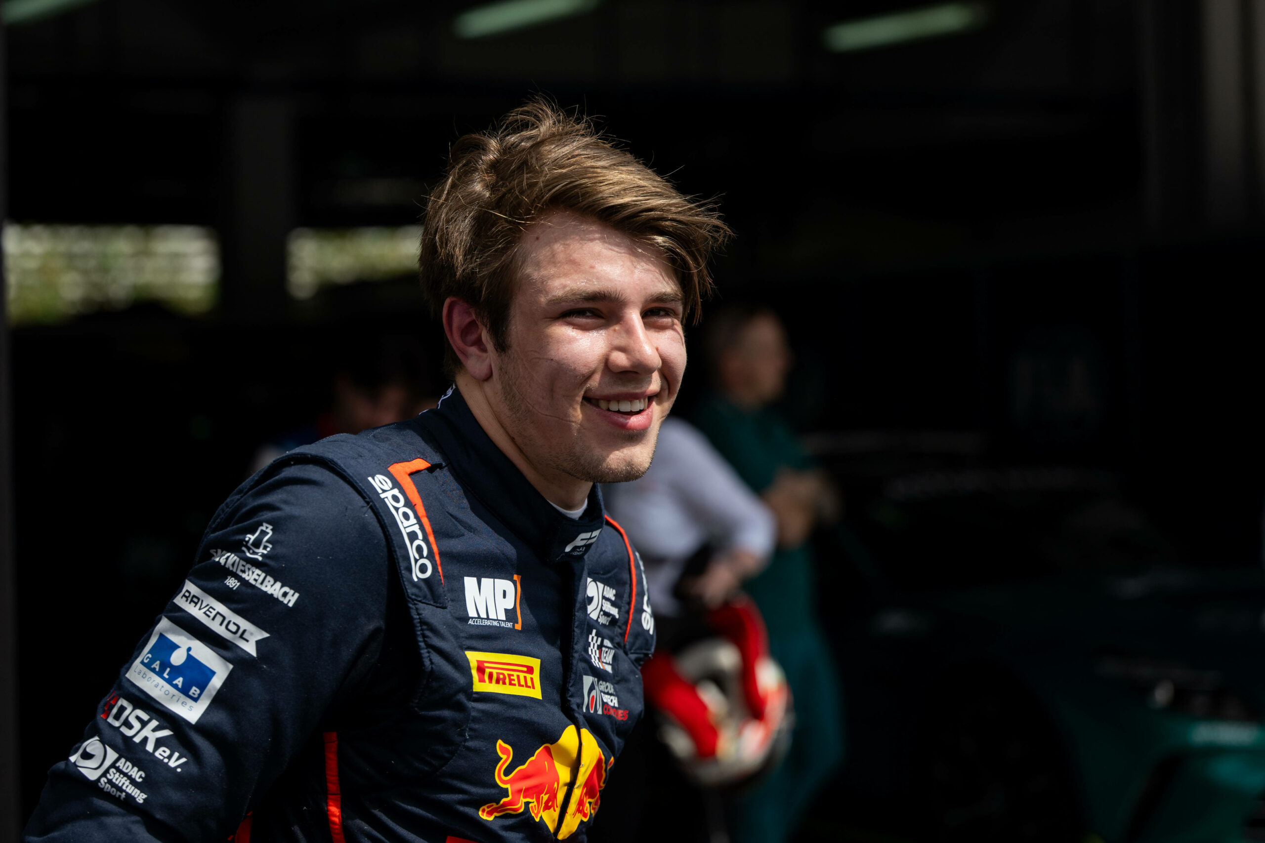 Tim Tramnitz freut sich im Red Bull-Anzug