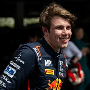 Tim Tramnitz freut sich im Red Bull-Anzug