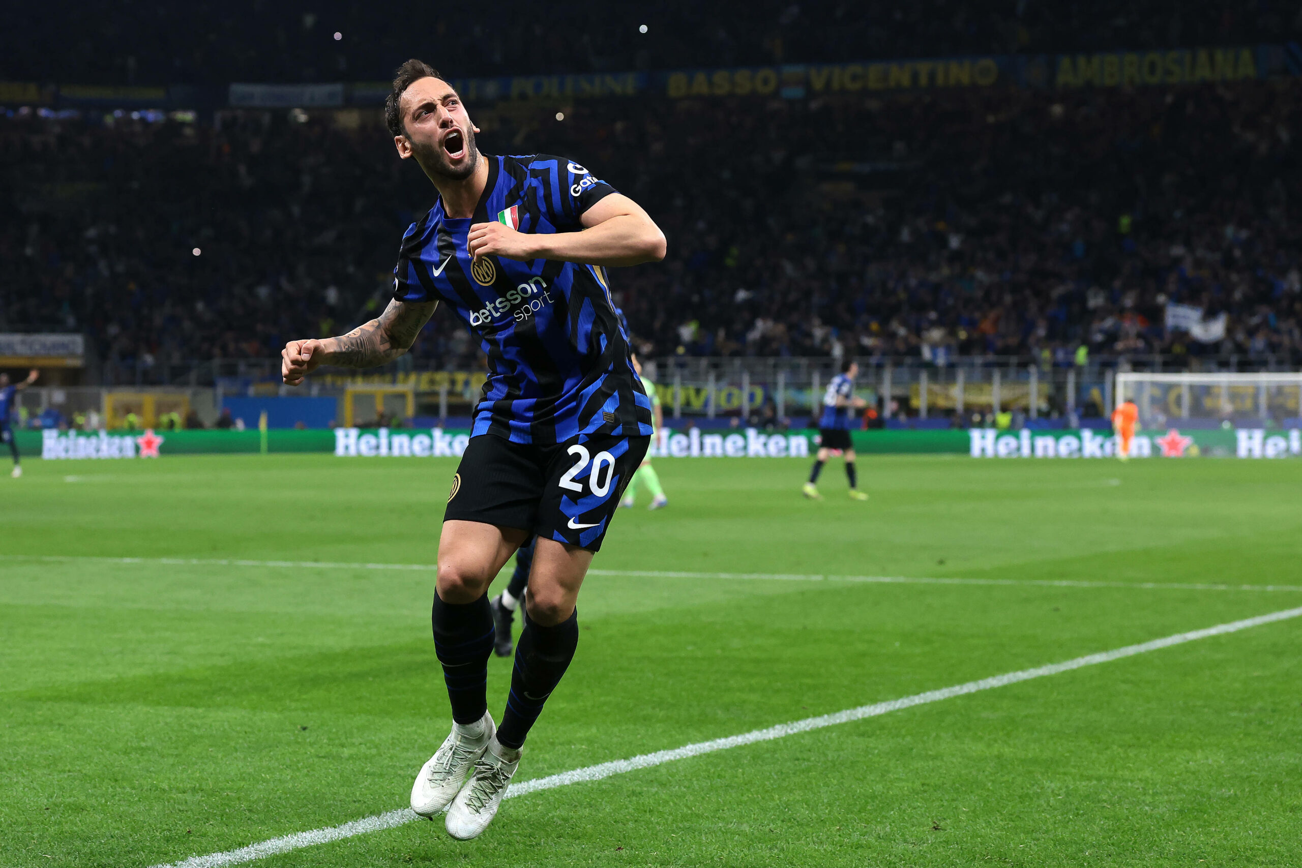 Hakan Calhanoglu jubelt für Inter Mailand