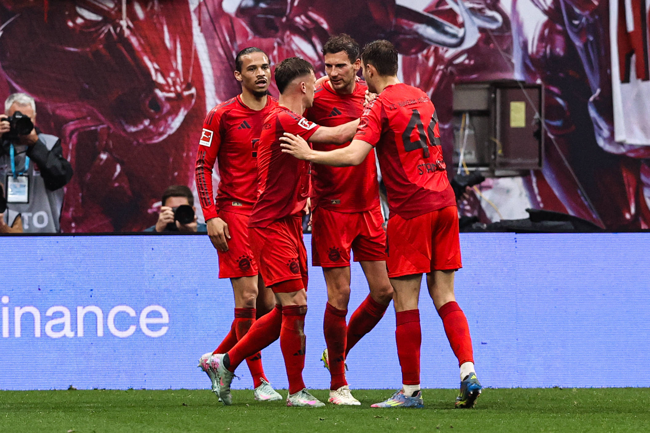 Leon Goretzka (2. v. r.) jubelt mit seinen Bayern-Kollegen über ein Tor.