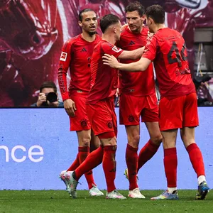Leon Goretzka (2. v. r.) jubelt mit seinen Bayern-Kollegen über ein Tor.
