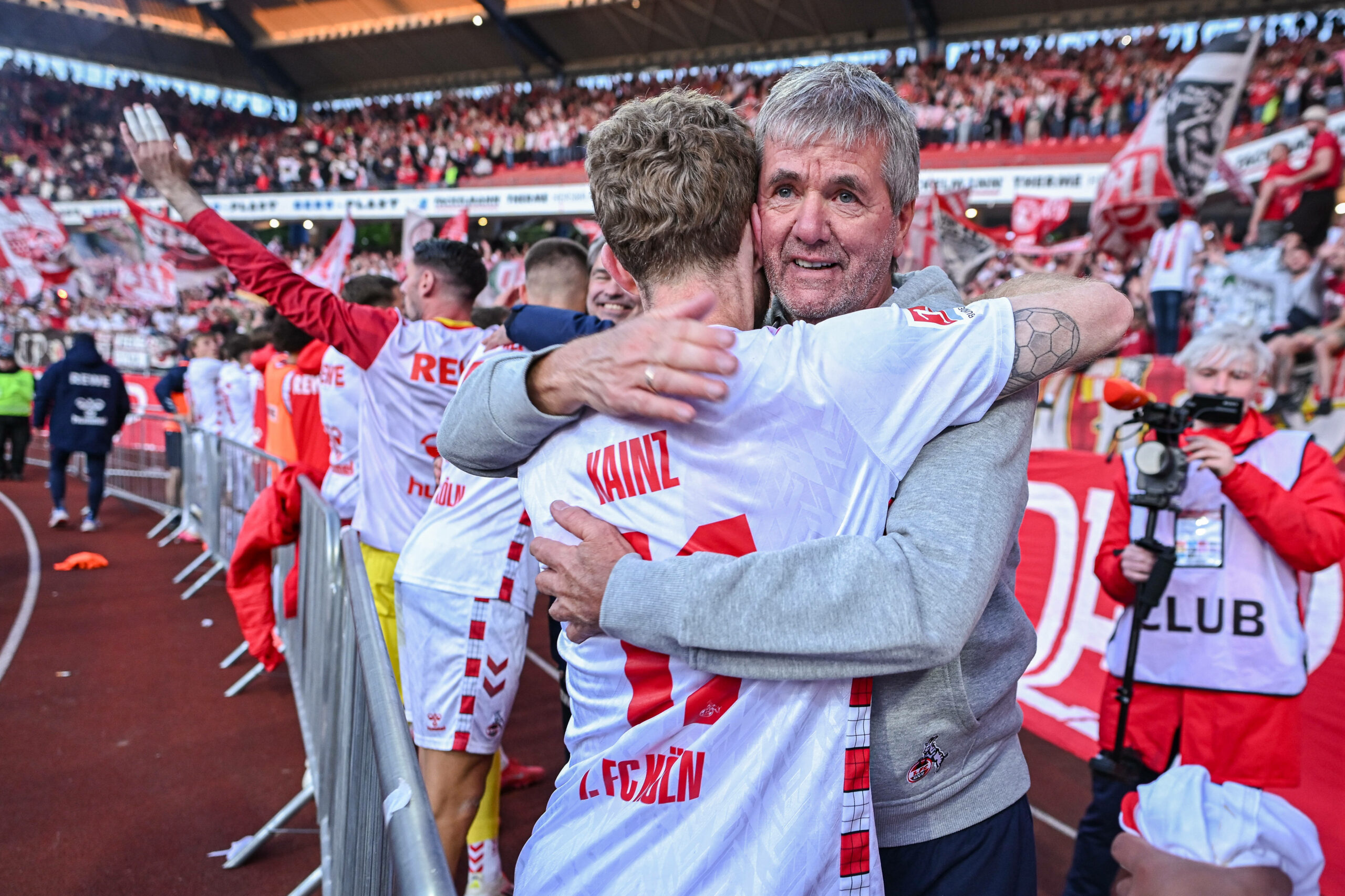 Köln-Trainer Friedhelm Funkel umarmt Matchwinner Florian Kainz