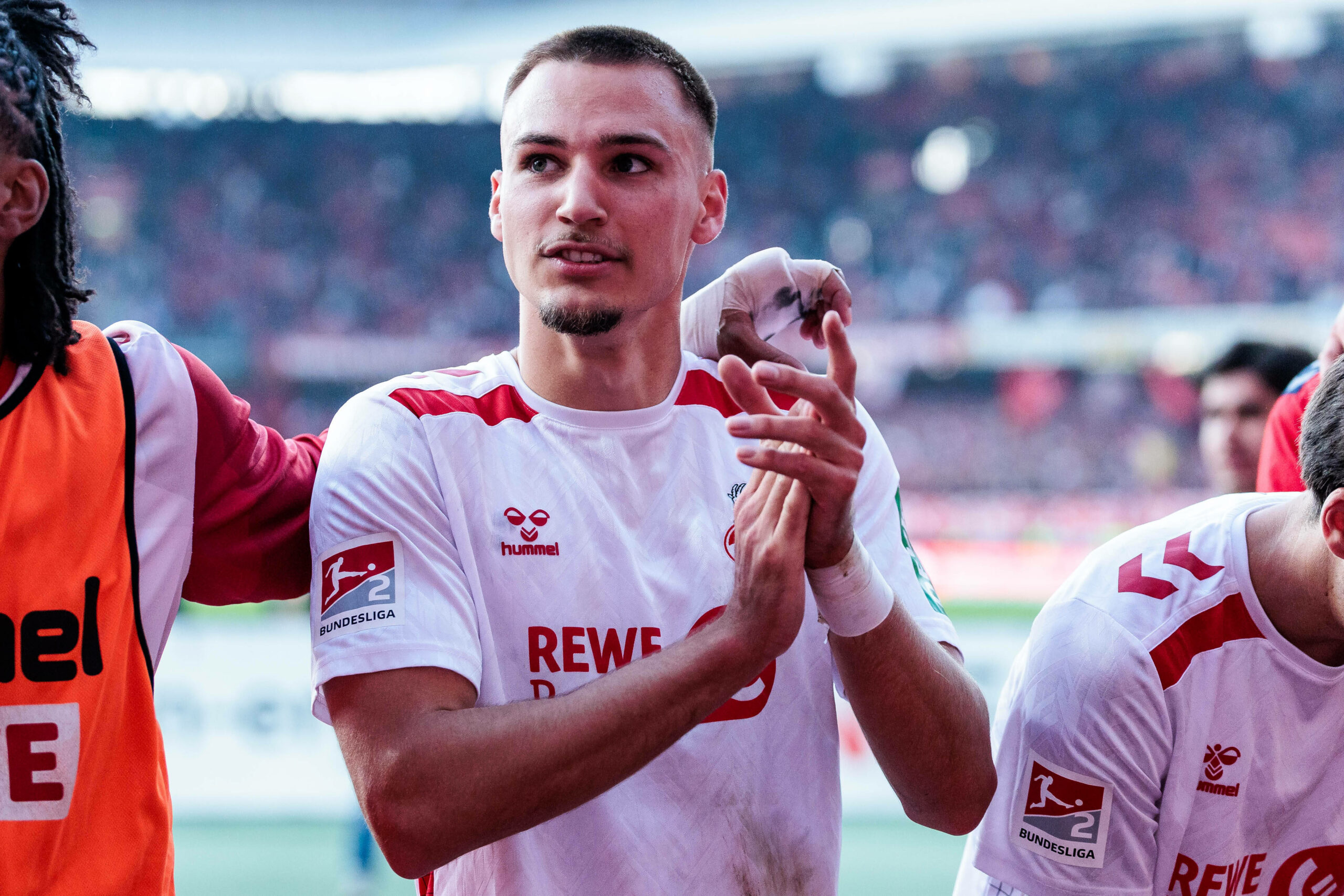 Tim Lemperle bedankt sich nach dem Spiel gegen den FC Nürnberg bei den Fans