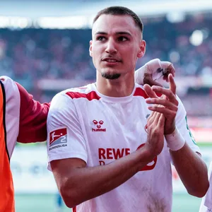 Tim Lemperle bedankt sich nach dem Spiel gegen den FC Nürnberg bei den Fans