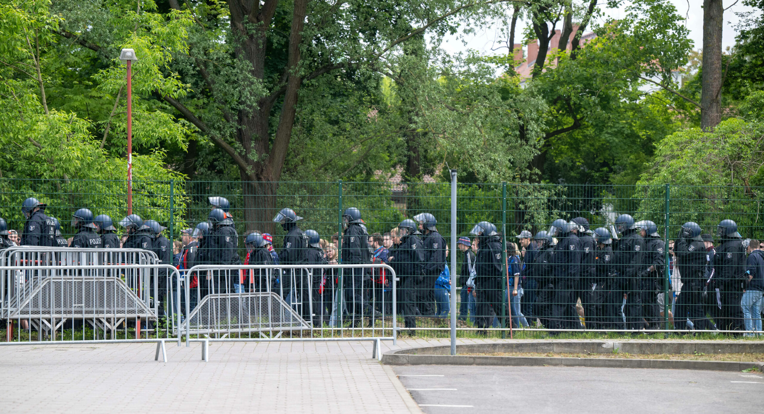 Polizisten begleiten Heidenheimer Fans auf dem Weg zum Stadion in Berlin
