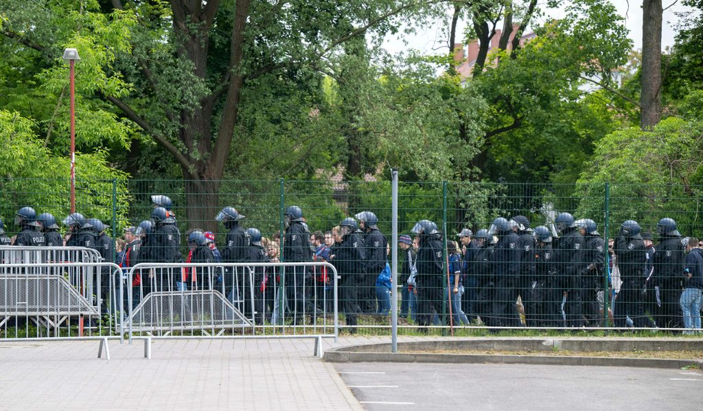 Bundesliga-Klub-erhebt-Vorw-rfe-Drehten-Polizisten-wegen-ein-paar-Aufklebern-durch-