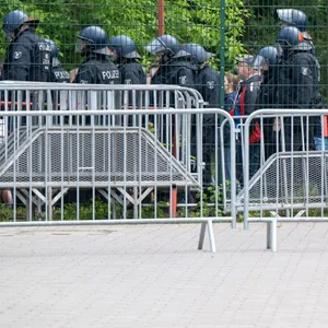Polizisten begleiten Heidenheimer Fans auf dem Weg zum Stadion in Berlin