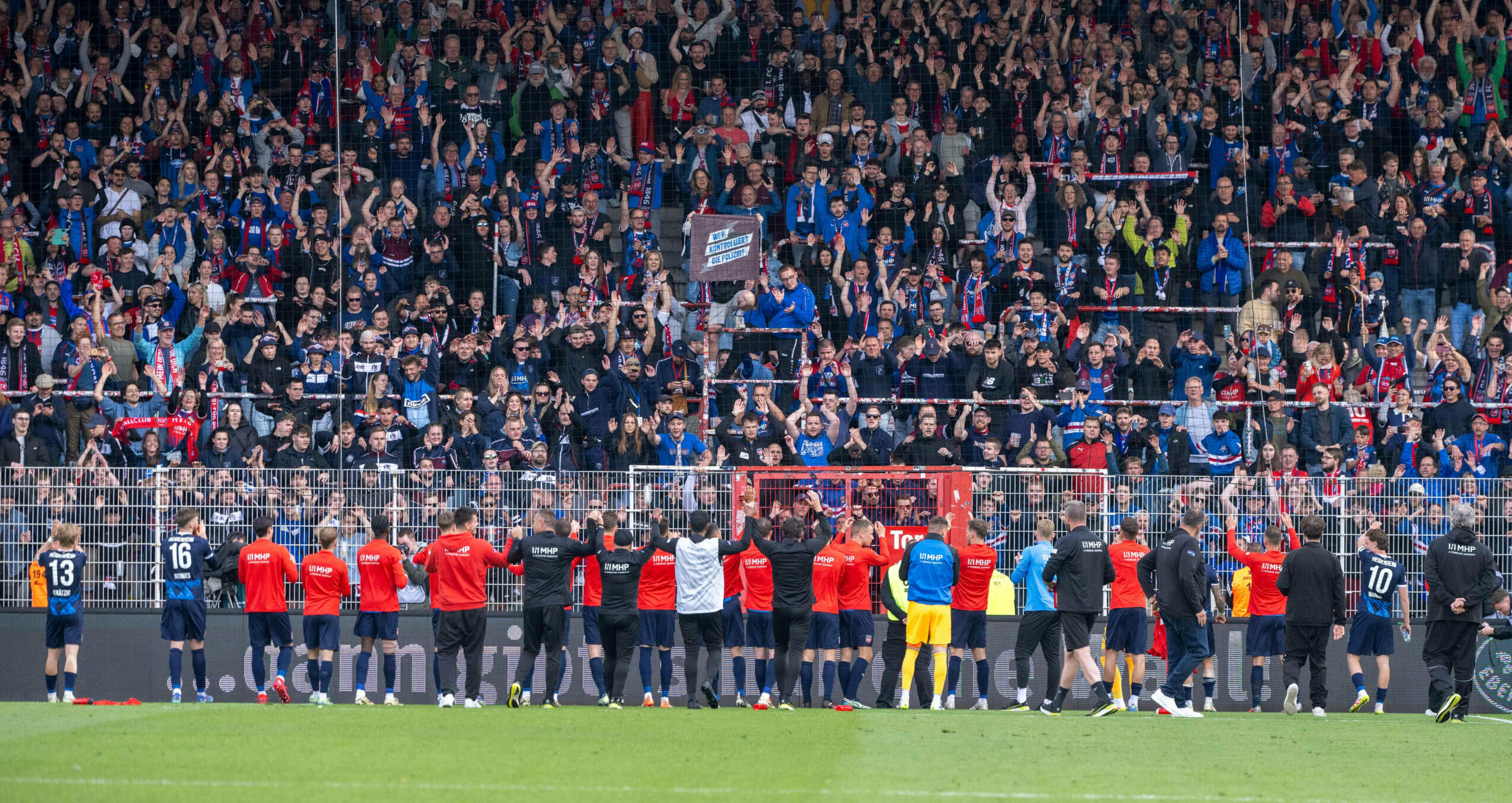 Jubel und Hoffnung: Die Mannschaft des 1. FC Heidenheim feiert mit seinen Fans den wichtigen 3:0-Sieg in Berlin.