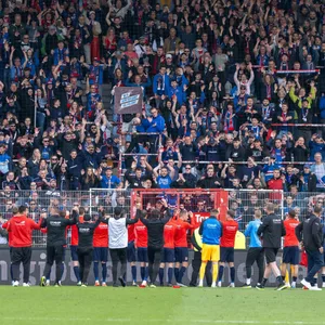 Jubel und Hoffnung: Die Mannschaft des 1. FC Heidenheim feiert mit seinen Fans den wichtigen 3:0-Sieg in Berlin.
