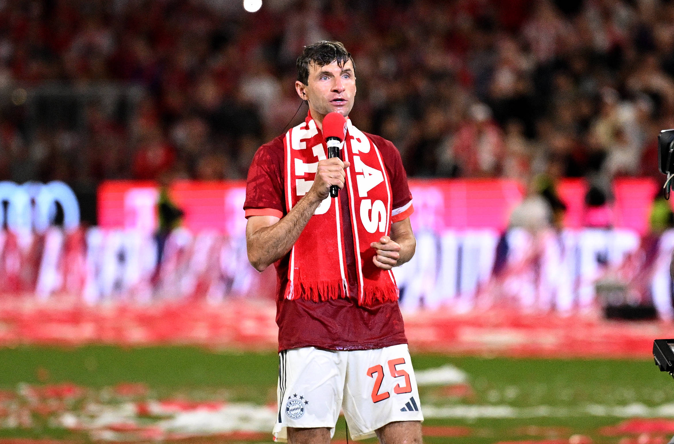 Thomas Müller hält eine Rede