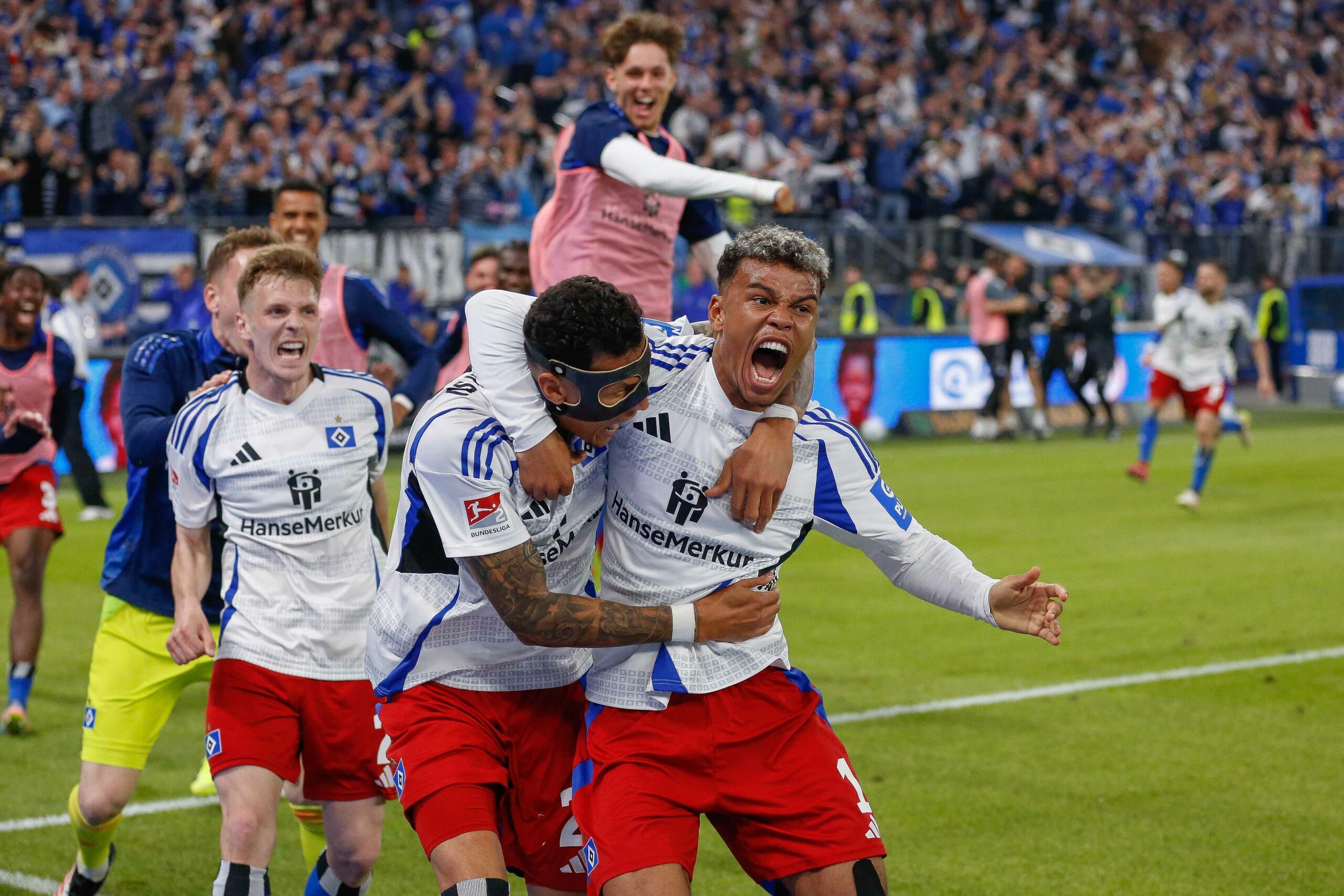 Die pure Freude: Doppelpacker Ransford Königsdörffer (r.), Davie Selke (Mitte) und Emir Sahiti sind nach dem Treffer zum 2:1 für den HSV außer Rand und Band.