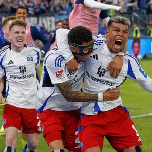 Die pure Freude: Doppelpacker Ransford Königsdörffer (r.), Davie Selke (Mitte) und Emir Sahiti sind nach dem Treffer zum 2:1 für den HSV außer Rand und Band.
