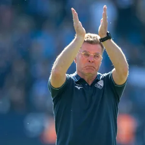 Dieter Hecking klatscht mit Tränen in den Augen