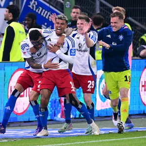 Davie Selke, Ransford Königsdörffer, Emir Sahiti und Matheo Raab umarmen sich beim Torjubel