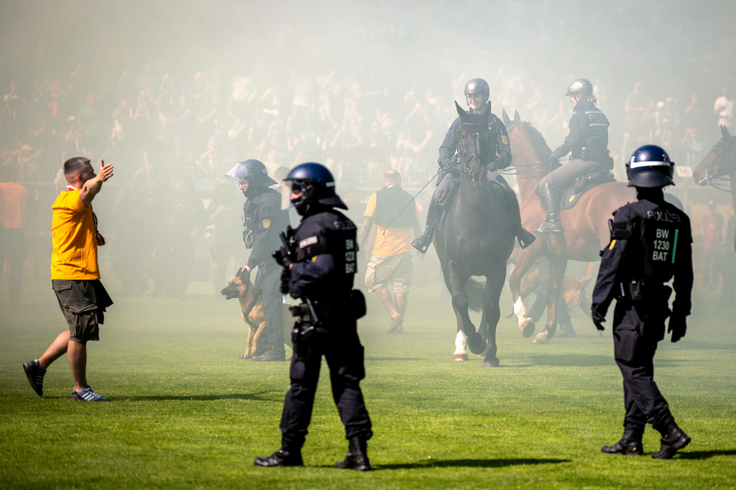 Platzsturm von Fans von Dynamo Dresden in Mannheim
