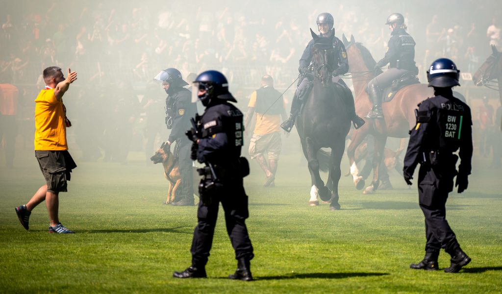Verletzte-bei-Dresdens-Aufstiegs-Party-Bielefeld-Profis-berfallen-Getr-nkemarkt