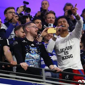 Davie Selke (r./hier mit HSV-Spielanalyst Eduard Riesen) steuerte bärenstarke 22 Tore zum Aufstieg bei.