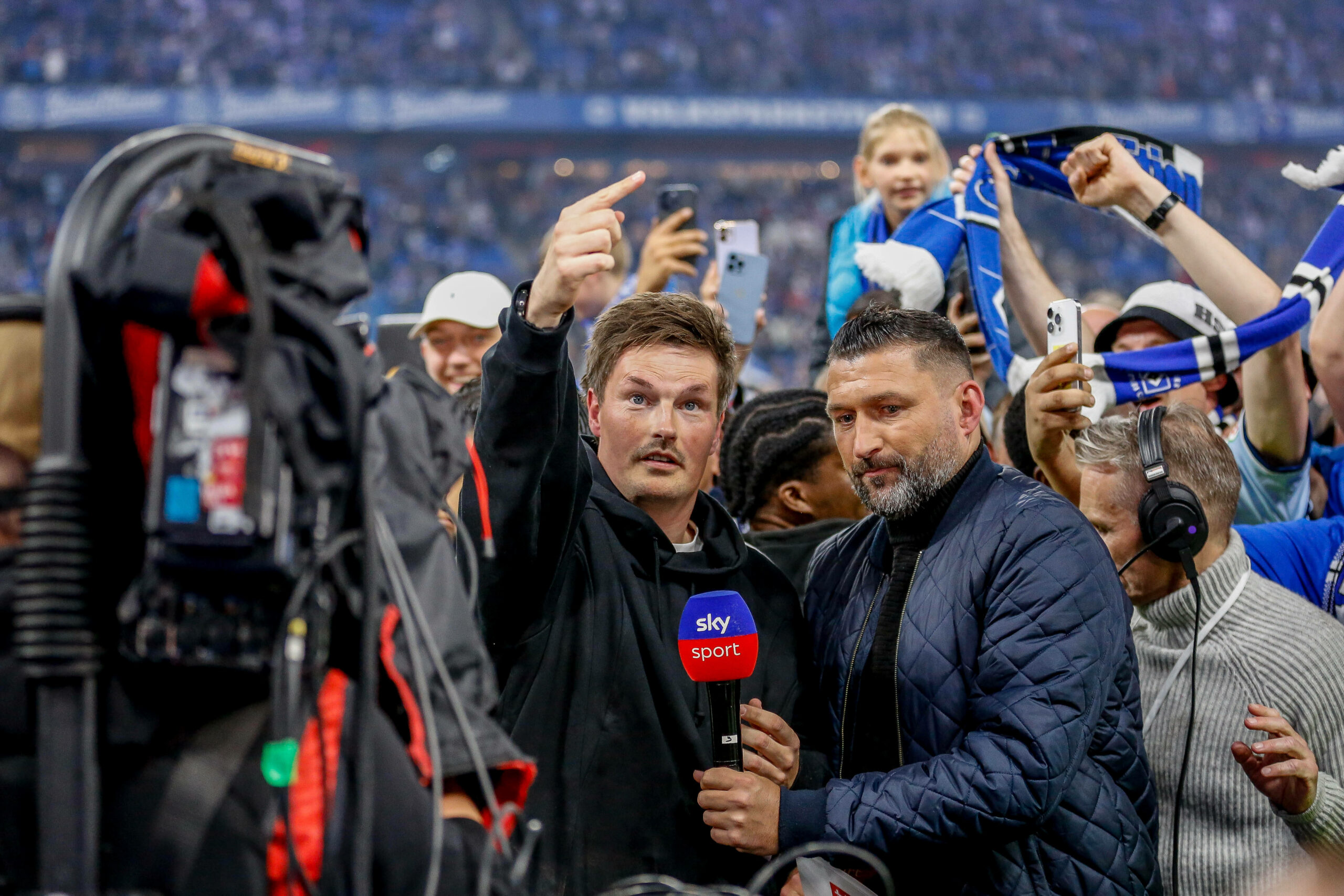 Merlin Polzin neben Torsten Mattuschka am Sky-Mikrofon