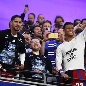 War das ihre letzte HSV-Feier? Die Zukunft von Ludovit Reis (l.) und Davie Selke (r.) beim HSV ist unklar.