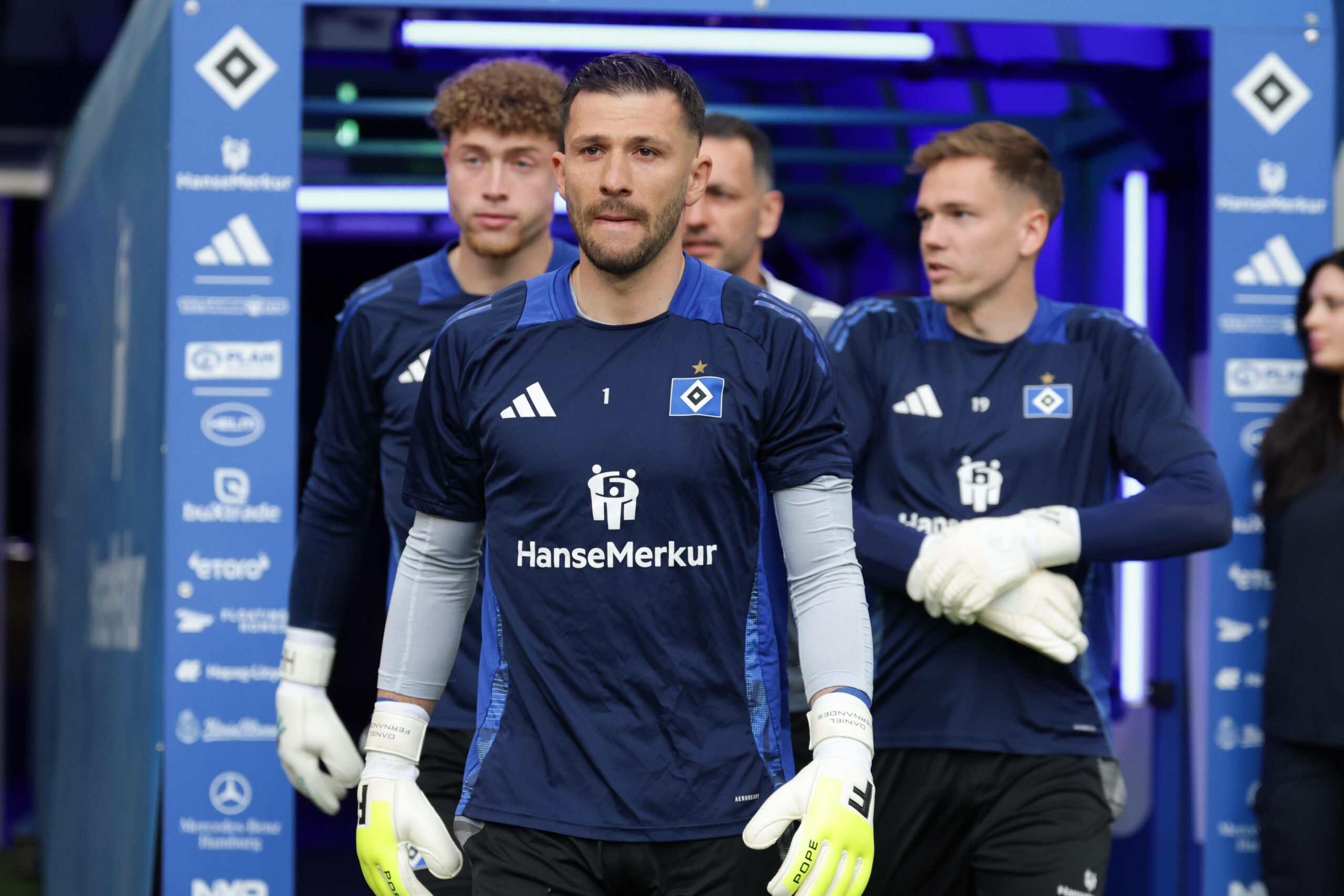Hannes Hermann, Daniel Heuer Fernandes und Matheo Raab gehen aus dem Spielertunnel