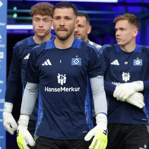 Hannes Hermann, Daniel Heuer Fernandes und Matheo Raab gehen aus dem Spielertunnel