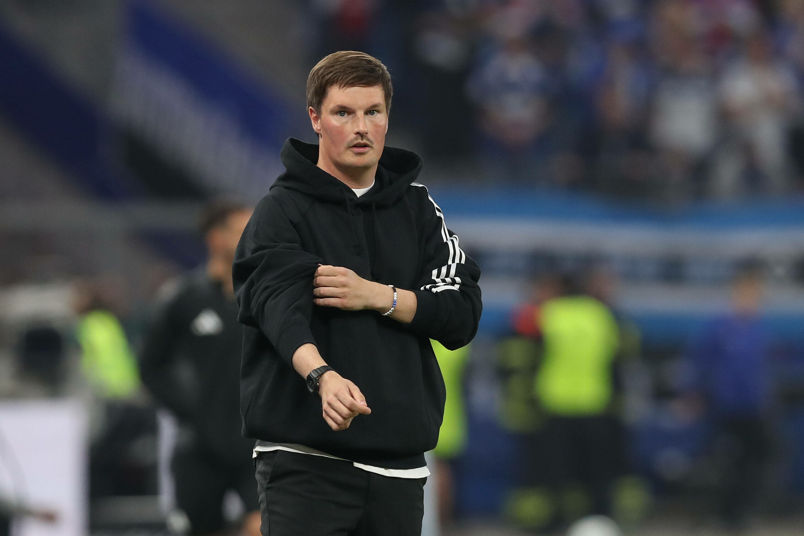 Ärmel hoch und weiter geht's: HSV-Trainer Merlin Polzin will trotz des feststehenden Aufstiegs nicht locker lassen.