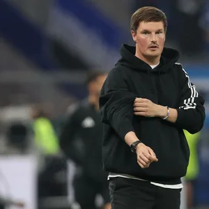Ärmel hoch und weiter geht's: HSV-Trainer Merlin Polzin will trotz des feststehenden Aufstiegs nicht locker lassen.